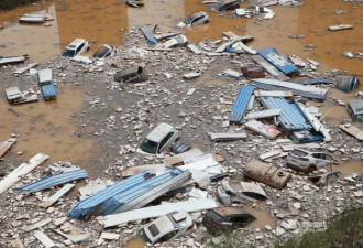 西宁降雨致停车场百台新车被淹 场面似灾难片