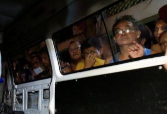 菲律宾扫毒上千名毒贩死亡 市民围观运尸车