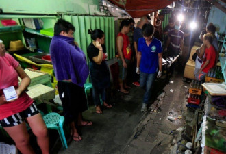 菲律宾扫毒上千名毒贩死亡 市民围观运尸车