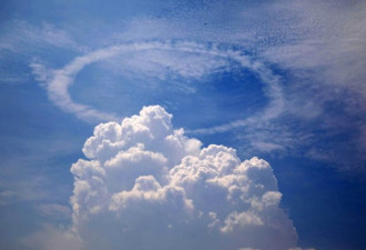 安徽铜陵上空现罕见“环状云”奇观 美不胜收