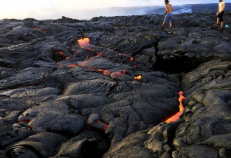 夏威夷火山爆发 高温熔浆流淌成奇观