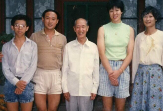 胡海泉晒26年前与郎平同框旧照 超短牛仔裤抢镜