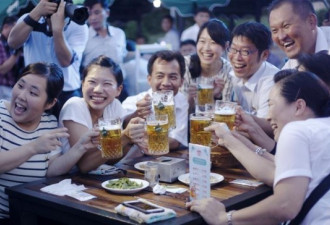 金正恩发起的平壤大同江啤酒节 女服务员吸睛