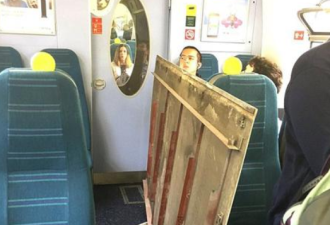 英国一列车行驶途中天花板掉落 惊呆车上乘客