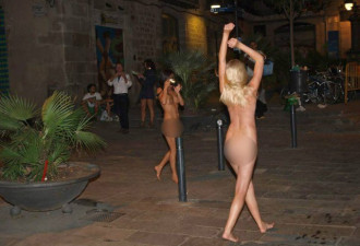 俩年轻美女裸体夜游巴塞罗那 与路人搂腰合影