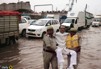 印度高官坐“人轿”视察洪灾 水位仅及踝深