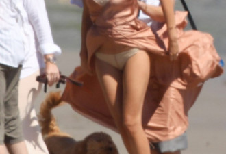 米兰达可儿海滩拍大片 裸色裙秀长腿美胸