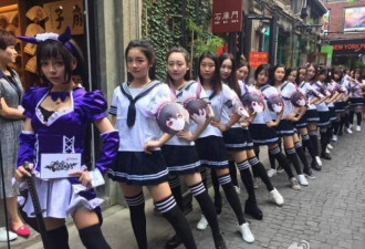 100位“制服少女”占领上海天桥 被城管带走