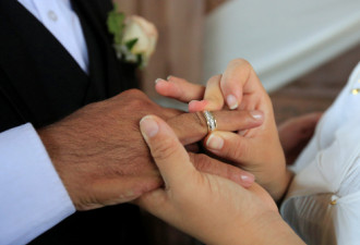 错爱!22岁男子与42岁岳母相恋结婚 2月后离婚