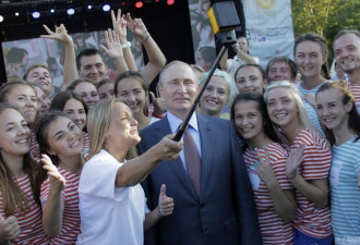 普京出席青年论坛活动 获众多女青年热烈追捧