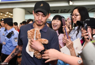 国羽抵北京被热情粉丝包围 鲍春来给林丹献花