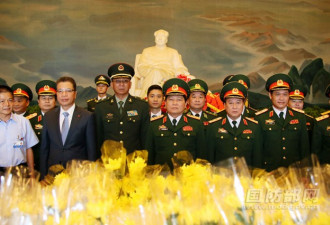 越南国防部长访华 瞻仰毛泽东遗容 敬献花篮