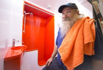 澳洲好青年设流动洗澡车 为无家可归者服务
