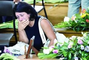 意大利为地震逝者举行国葬 公墓震毁 棺木外露