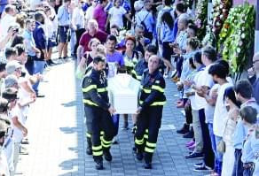 意大利为地震逝者举行国葬 公墓震毁 棺木外露