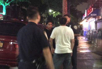 西裔男子纽约街头骑车碰瓷勒索华人 被警察戳穿