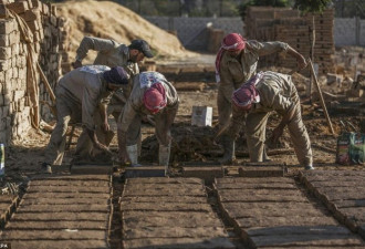 叙利亚内战超20万人死亡 墓地紧缺“叠罗汉”
