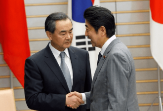 日本首相安倍晋三在府邸接见中日韩三国外长