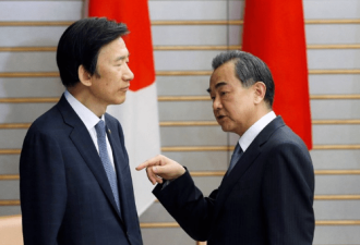 日本首相安倍晋三在府邸接见中日韩三国外长