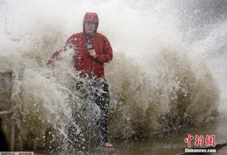 飓风袭击美国佛州 记者被大浪突袭 民居被淹
