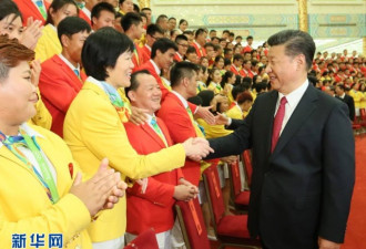 习近平会见奥运健儿 代表团里那个黑人是谁？