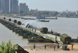 陆军26分40秒长江上架1150米铁桥 现场震撼