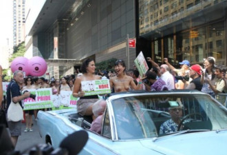 纽约街头袒胸露乳游行 华人赞比中国包容