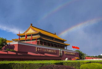 北京阵雨过后 上空出现惊艳双彩虹景观