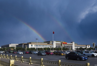 北京阵雨过后 上空出现惊艳双彩虹景观