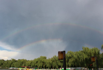 北京阵雨过后 上空出现惊艳双彩虹景观