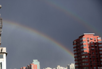 北京阵雨过后 上空出现惊艳双彩虹景观