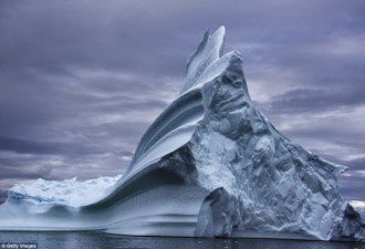 壮观冰山美图：消融冰体倒映于晶莹海面上