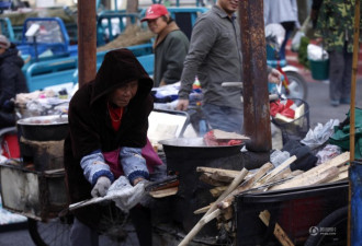 黑龙江黑河8月底气温逼近冰点 市民穿上冬装