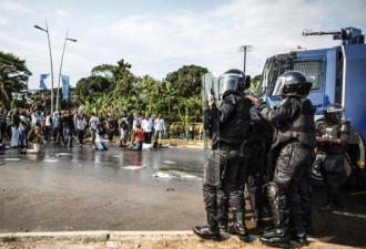 加蓬宣布现任总统胜选连任 示威者烧国会大楼