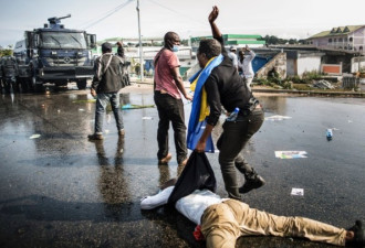 加蓬宣布现任总统胜选连任 示威者烧国会大楼