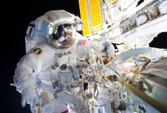国际空间站宇航员进行太空行走 为期近6个小时