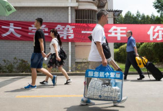 上海大学开学：无人机、机器狗迎新生
