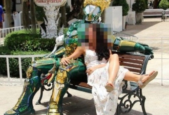 泰国景区雕塑遭游客严重损毁