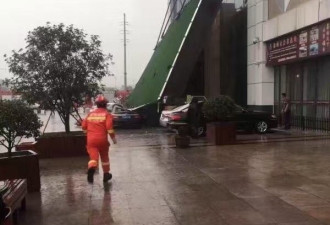 安徽:一酒店LED大屏幕突然掉落 砸中路人