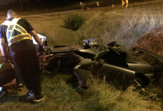 410高速事故 司机驾车失控冲入沟中受重伤