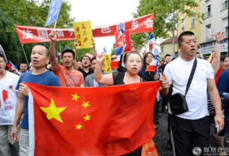 法国华人遭抢劫殴打致死 巴黎爆发万人大游行