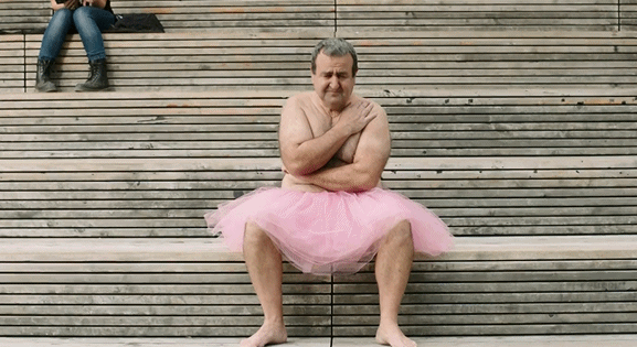 这个男人裸身穿了13年小粉裙 粉丝遍及全美各地