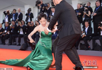 大写的尴尬 中国女星威尼斯走红毯跪地摔倒