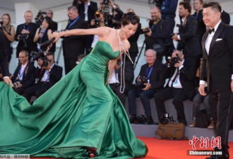 大写的尴尬 中国女星威尼斯走红毯跪地摔倒