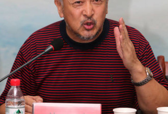 热贴:黄宏亮相破“被抓”谣传鬓苍胡白精神爽
