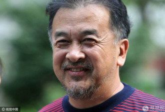 热贴:黄宏亮相破“被抓”谣传鬓苍胡白精神爽