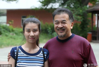 热贴:黄宏亮相破“被抓”谣传鬓苍胡白精神爽