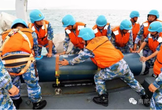 海军在南海进行扫雷演练 海面上掀起冲天水柱