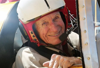 加拿大二战退伍飞行员98岁实现重返蓝天的心愿