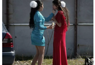 保加利亚新娘市场交易：掐大腿可以检验成色